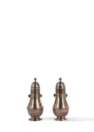 Daniel & John Wellby, Coppia di spargi zucchero in argento, Londra, 1895-96