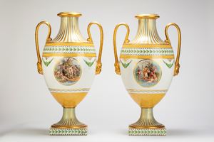 Coppia di grandi vasi biansati in porcellana con corpo ad anfora e piede a calice su base quadrata. Decorati a medaglioni raffiguranti scene con satiri e ninfe intervallati da ghirlande. Richard Ginori, secolo XX