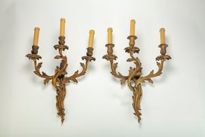 Coppia di applique a tre luci con bracci a volute fogliacee, XX secolo