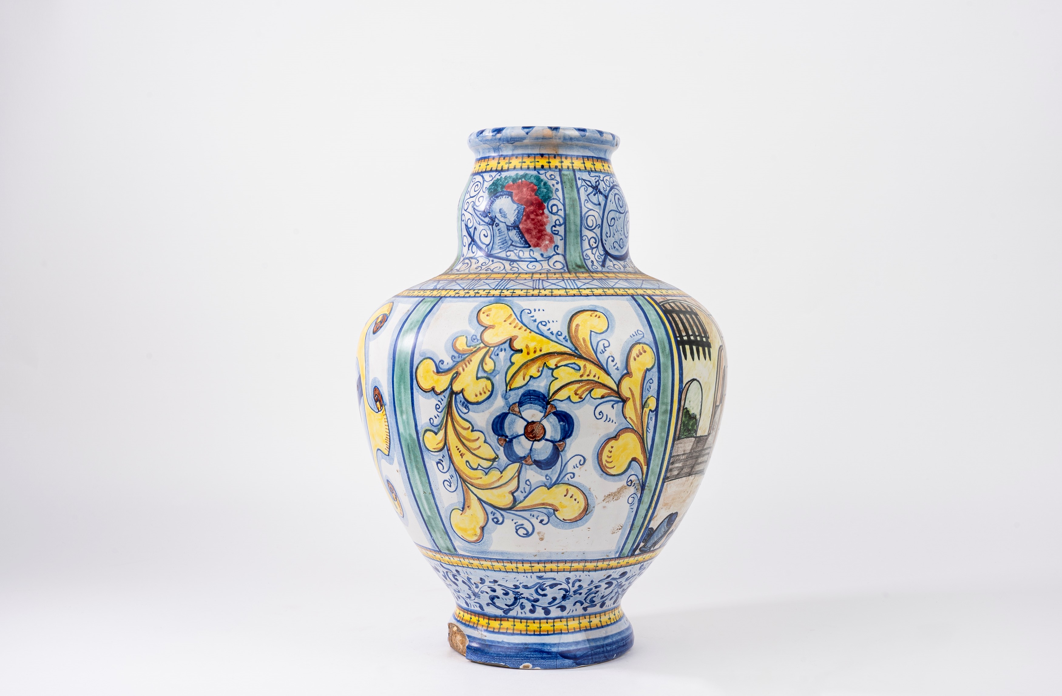 Monastero Roma, Vaso in maiolica istoriata