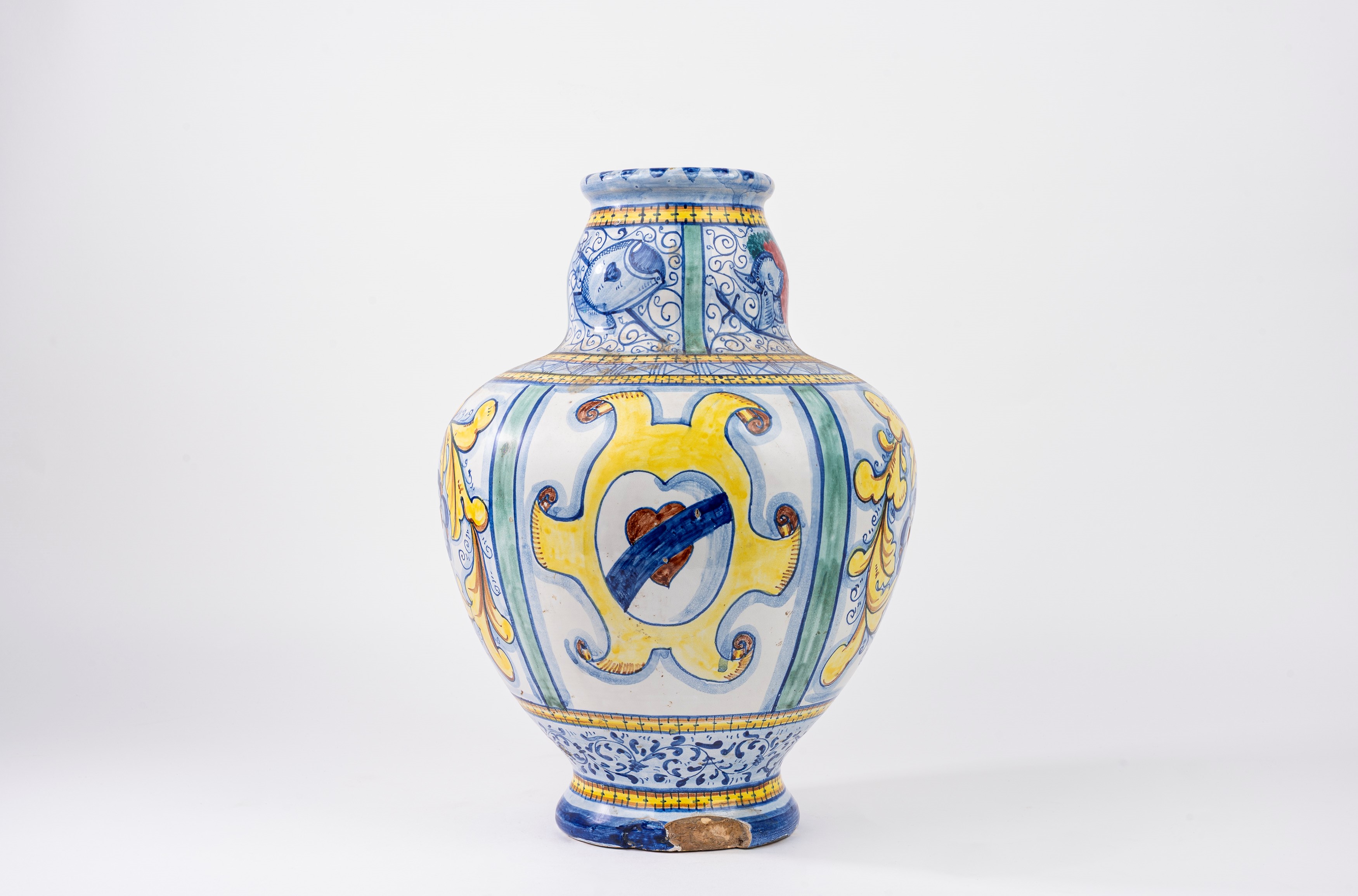 Monastero Roma, Vaso in maiolica istoriata