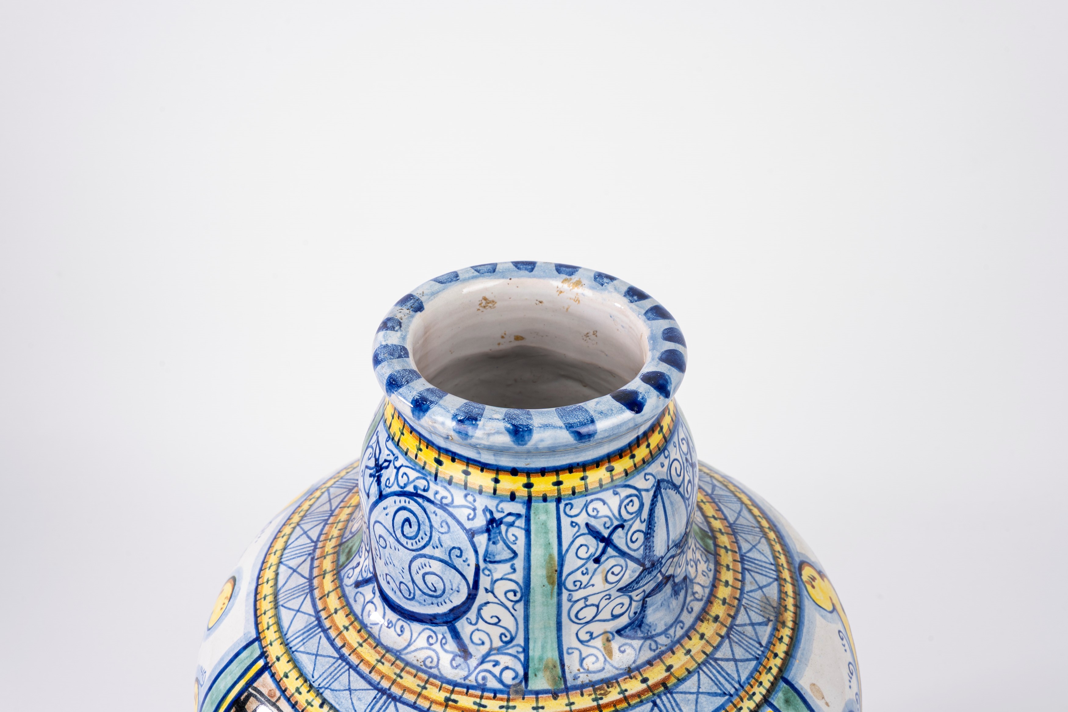 Monastero Roma, Vaso in maiolica istoriata