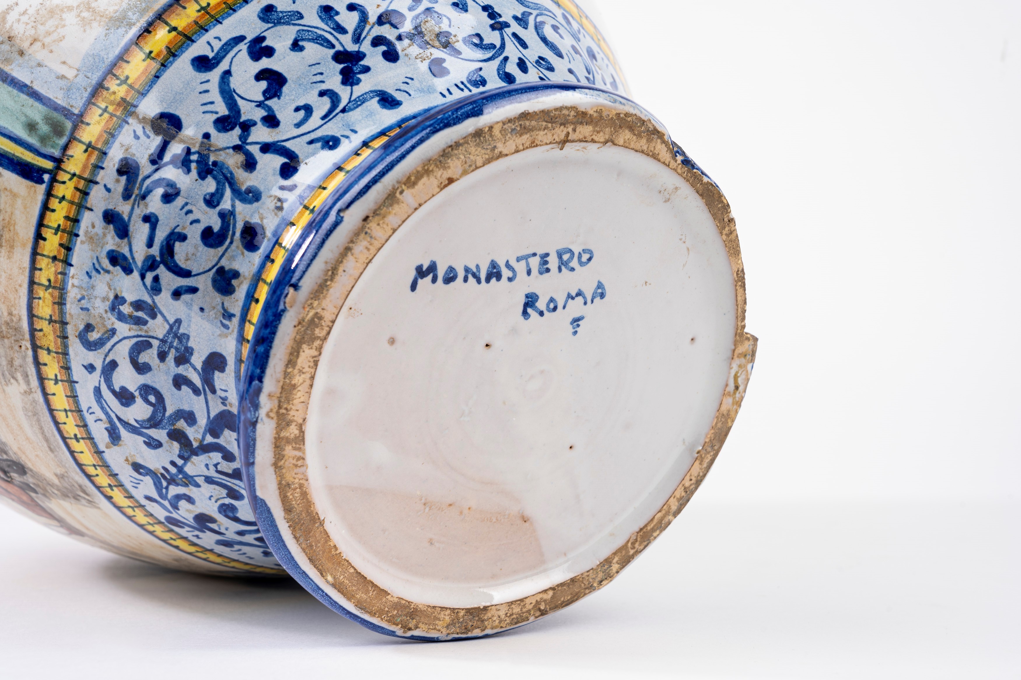 Monastero Roma, Vaso in maiolica istoriata