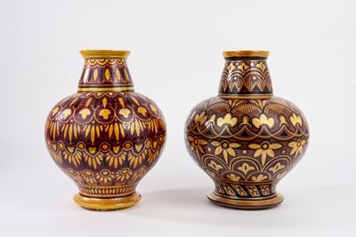 Due vasi in maiolica, Gualdo Tadino, decorati a motivi geometrici a lustro