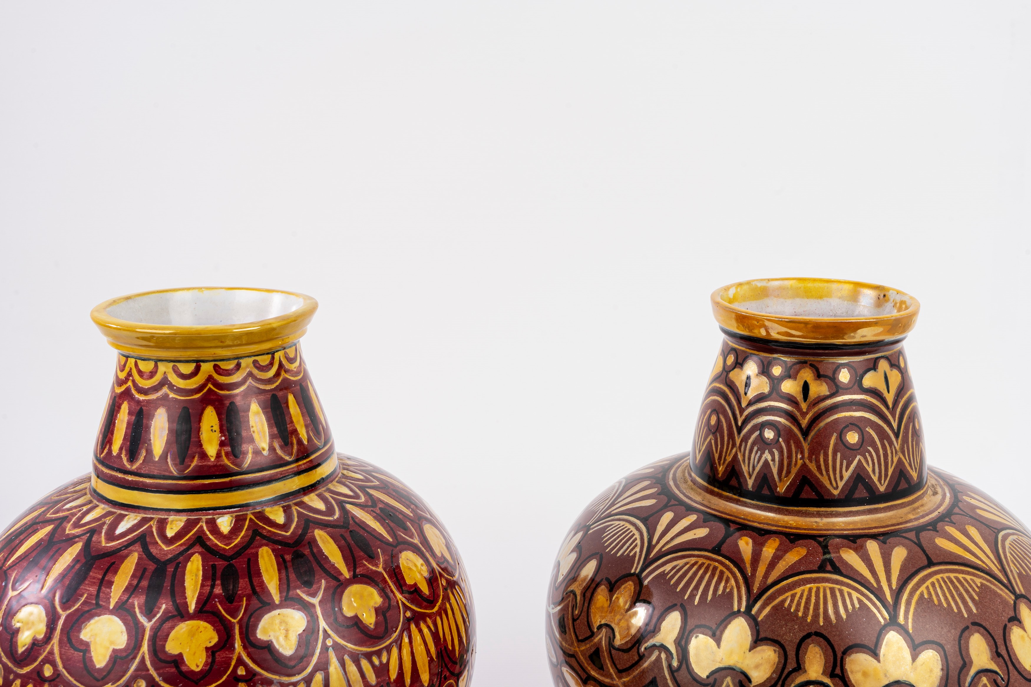 Due vasi in maiolica, Gualdo Tadino, decorati a motivi geometrici a lustro