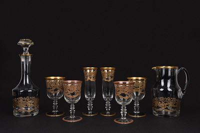 Versace, Servizio tete-à-tete in cristallo molato con decorazioni in oro (bottiglia e bicchieri)