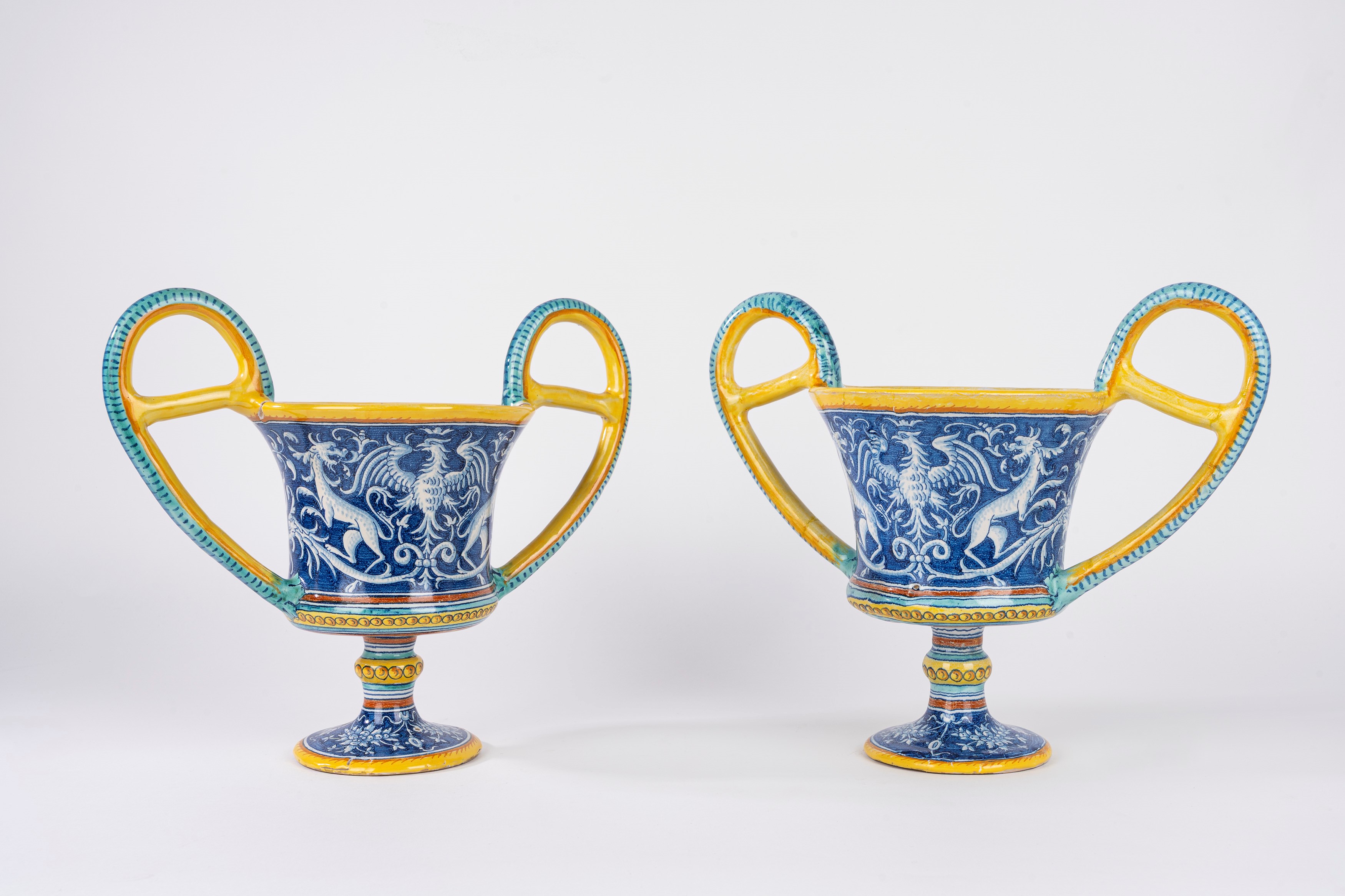 Coppe biansate in maiolica policroma, Deruta, secolo XX