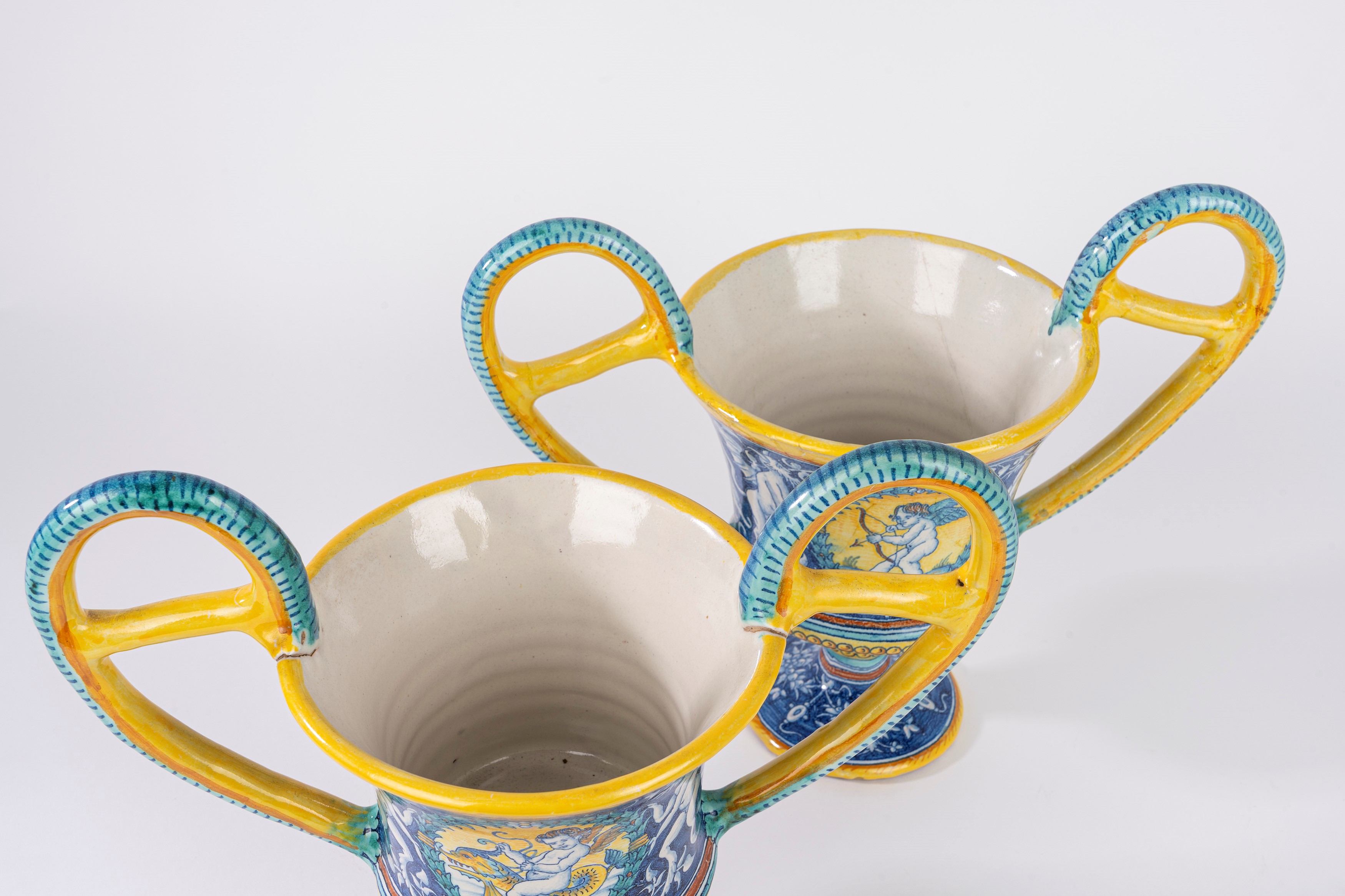 Coppe biansate in maiolica policroma, Deruta, secolo XX