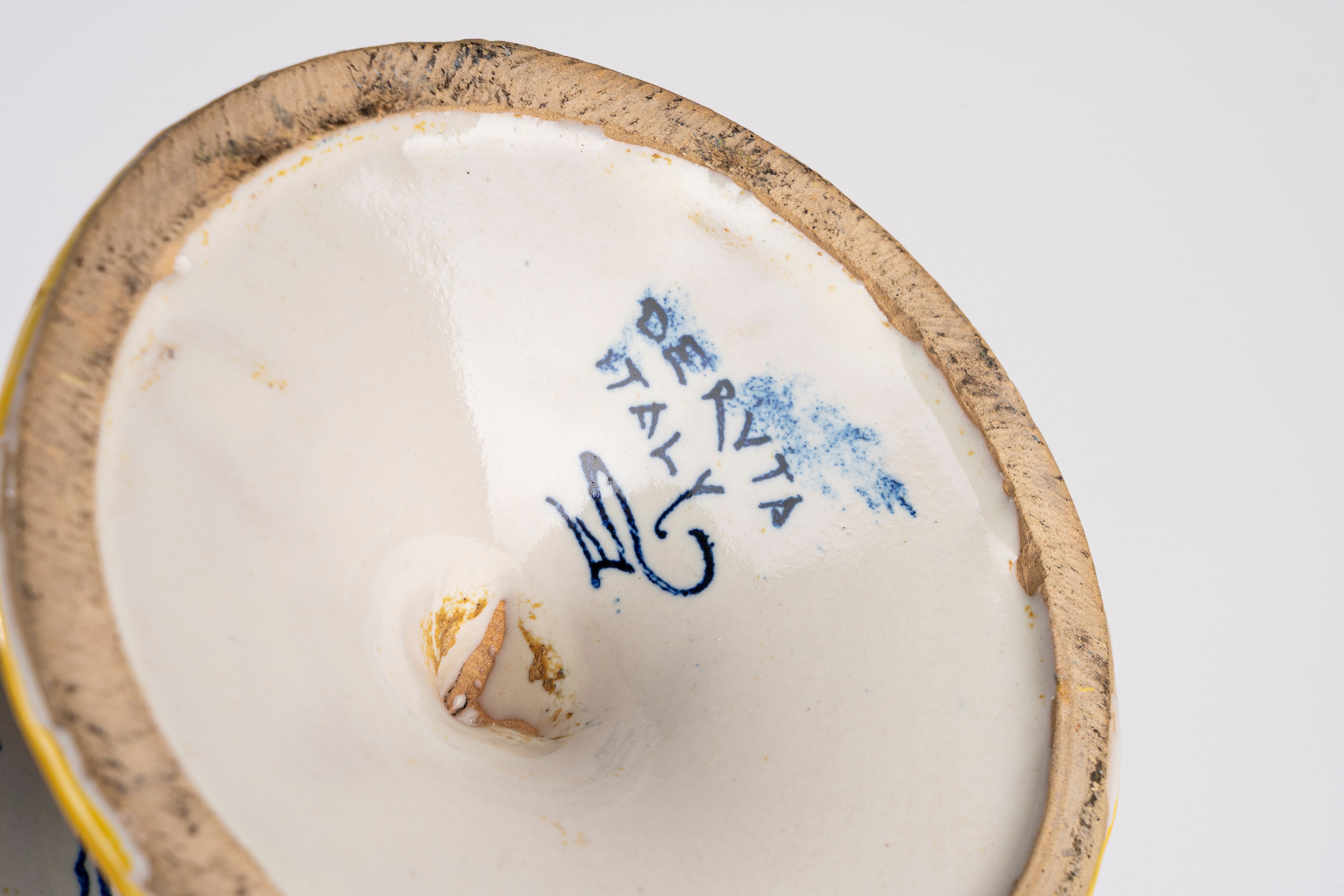 Coppe biansate in maiolica policroma, Deruta, secolo XX