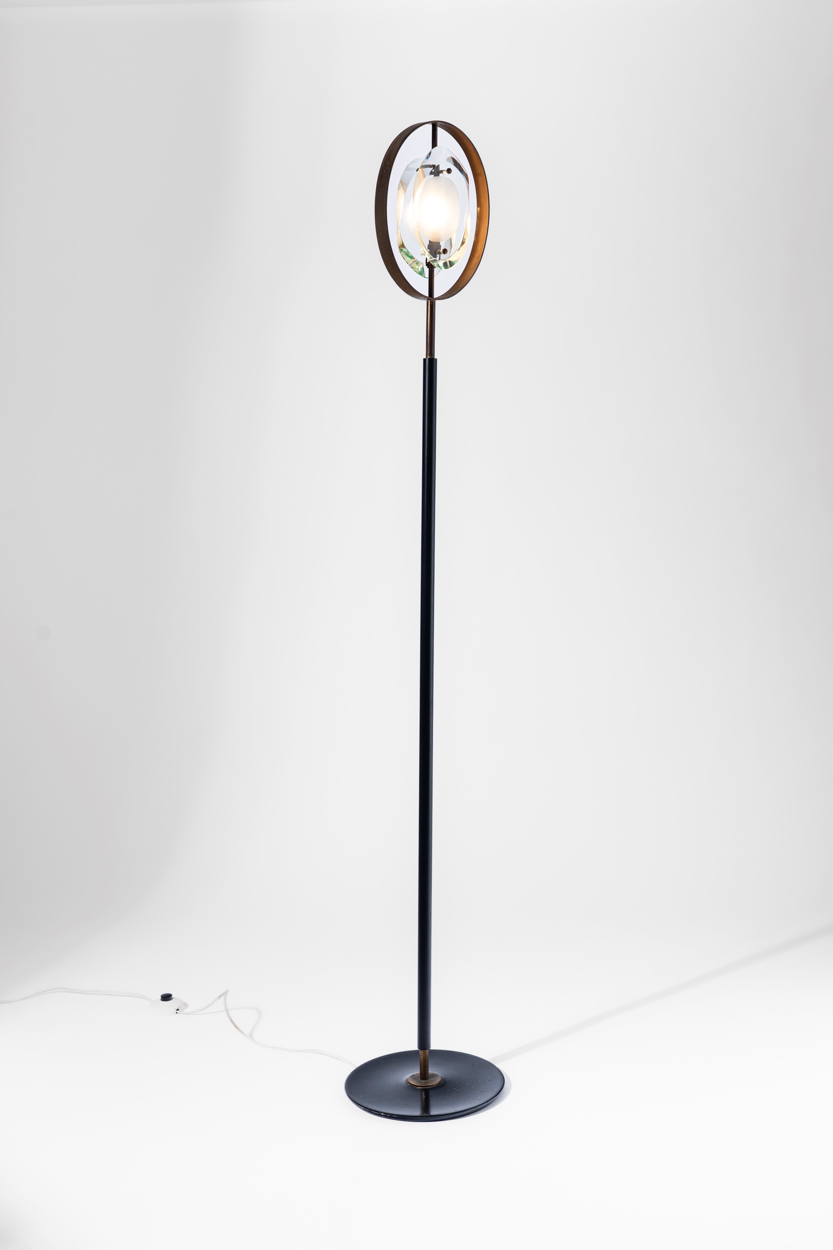 Max Ingrand - Lampada da terra modello no. 2020, 1961 circa, ottone e vetro