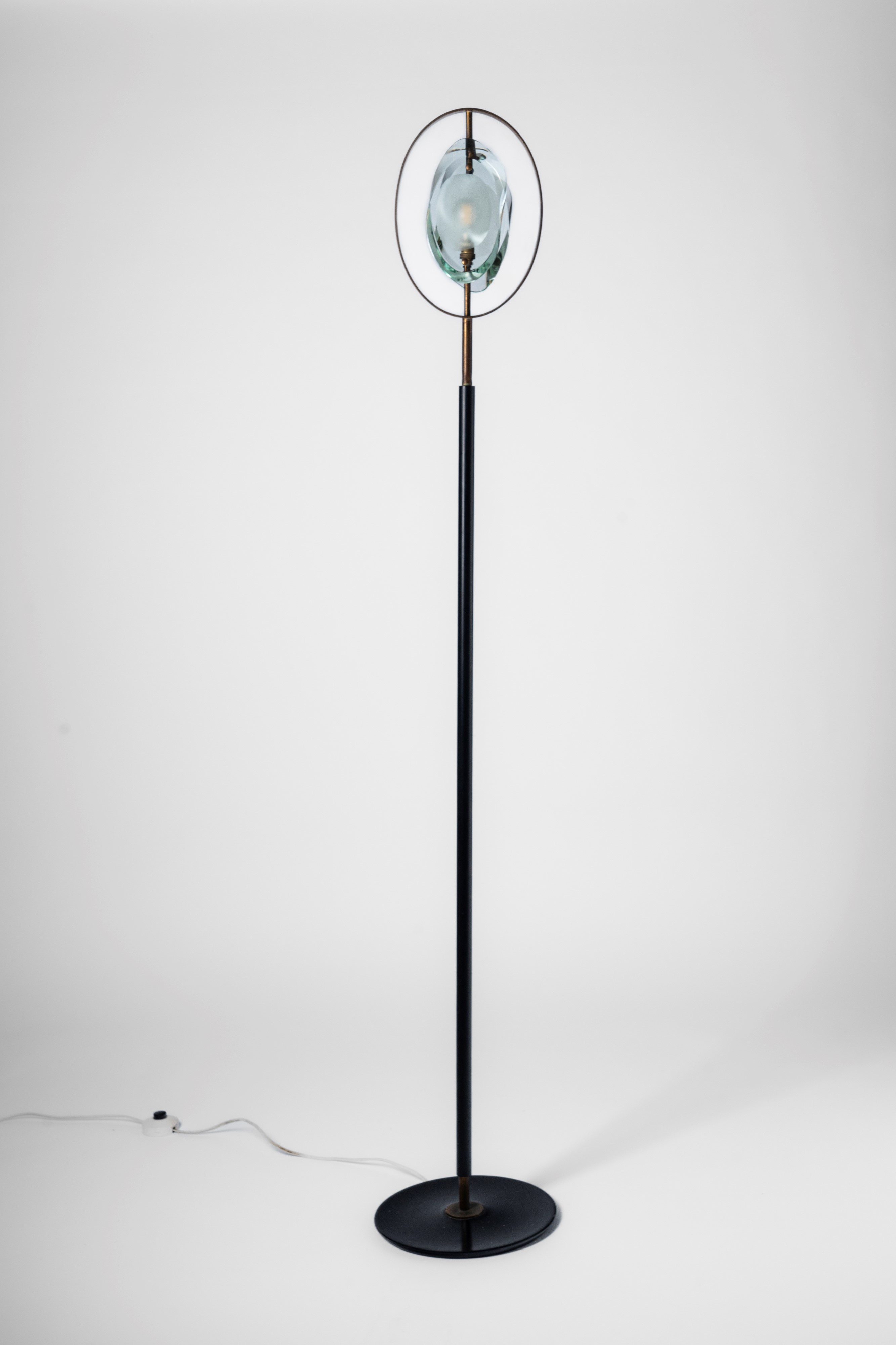 Max Ingrand - Lampada da terra modello no. 2020, 1961 circa, ottone e vetro