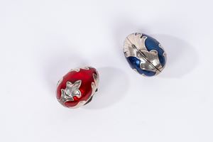 Due uova in smalti policromi e argento 925