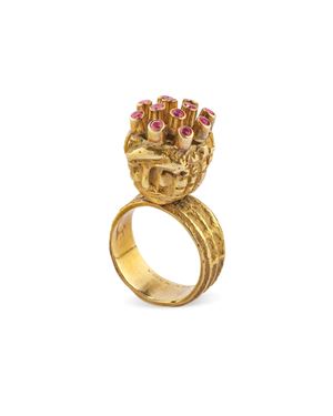 Ring with rotating head and rubies