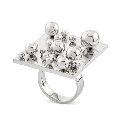Anello quadrato in oro bianco 18k con boules mobili, 2005
