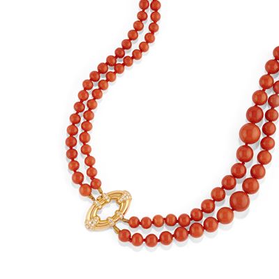 Collana in corallo, due fili in oro giallo 18k con chiusura in diamanti