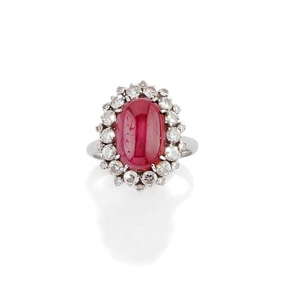 Anello con rubino ovale cabochon e diamanti, oro bianco 18k