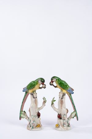Coppia di pappagalli in porcellana policroma, manifattura Agostinelli Bassano