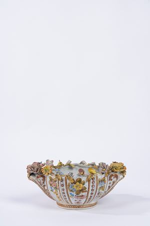 Centrotavola in ceramica policroma decorato con motivi floreali