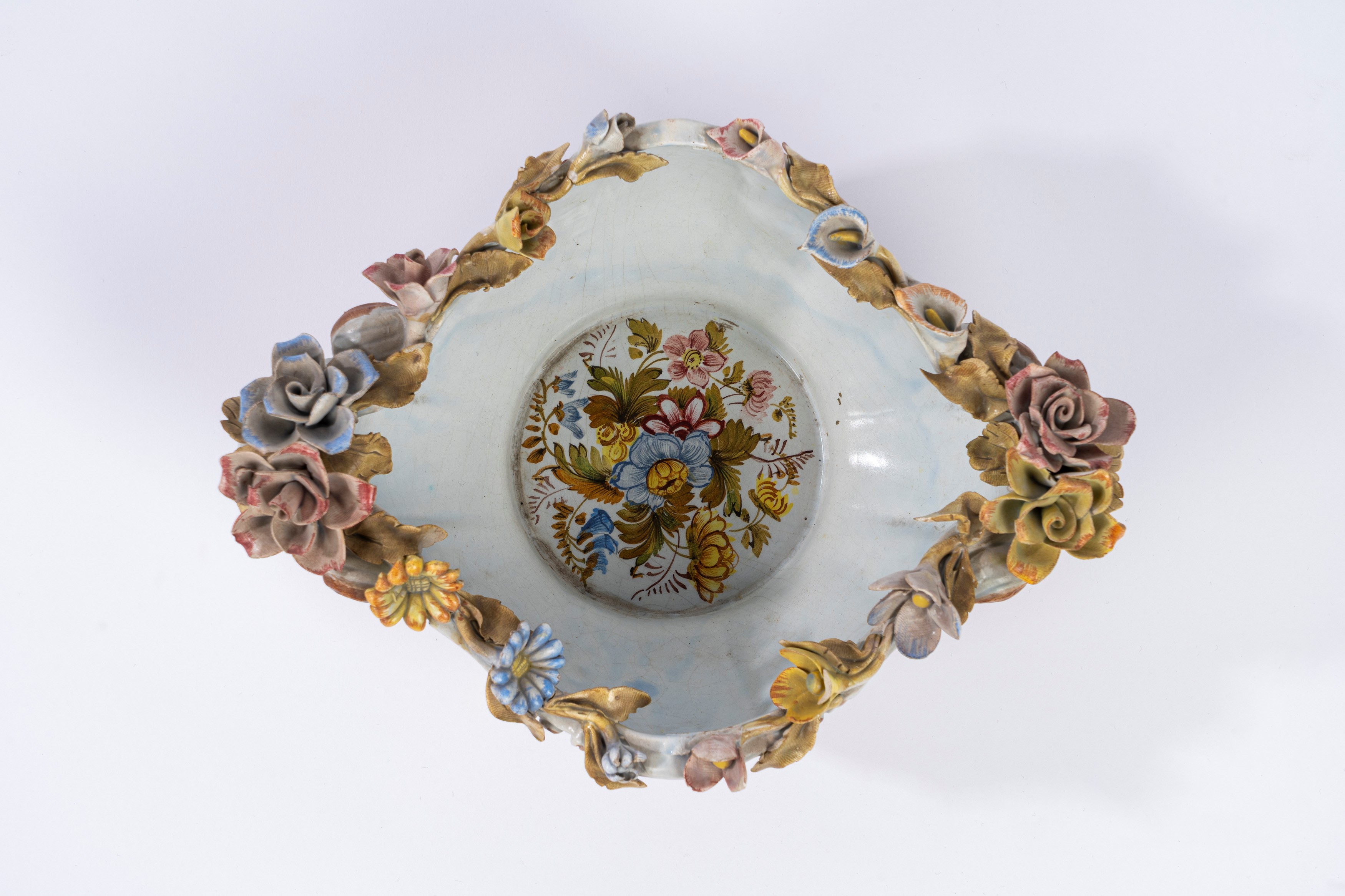 Centrotavola in ceramica policroma, decorazione floreale