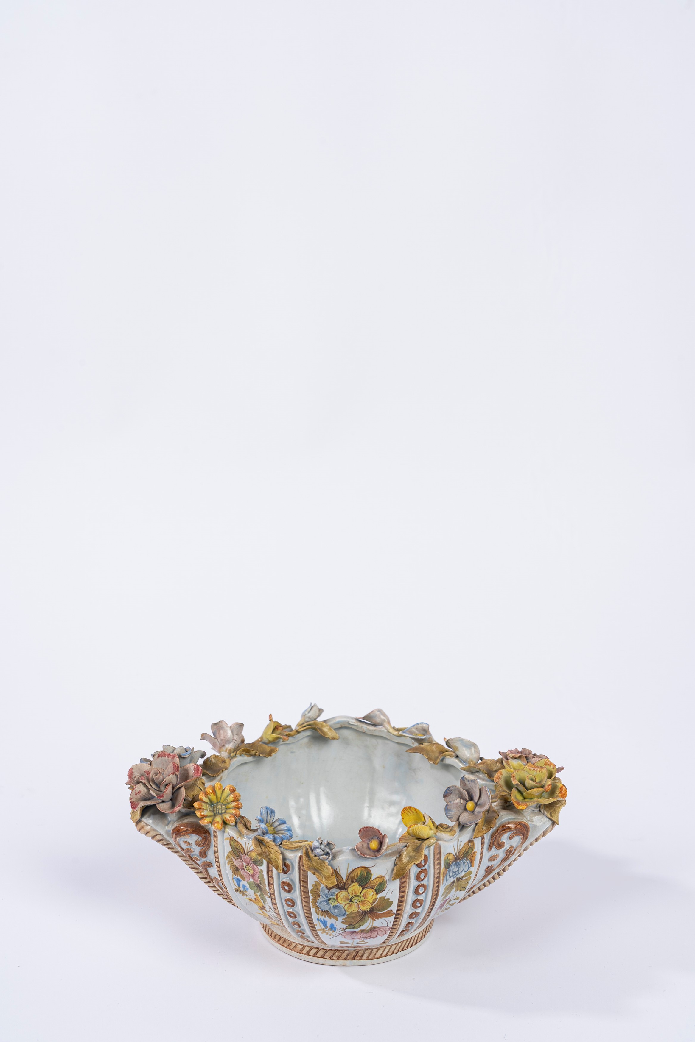 Centrotavola in ceramica policroma, decorazione floreale