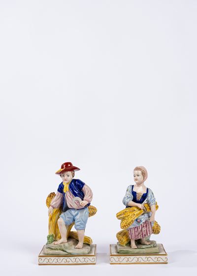 Manifattura Agostinelli, Coppia di statuine in porcellana policroma raffiguranti contadino e cont...