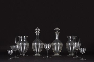 Servizio in cristallo molato, composto da caraffe, bottiglie e calici