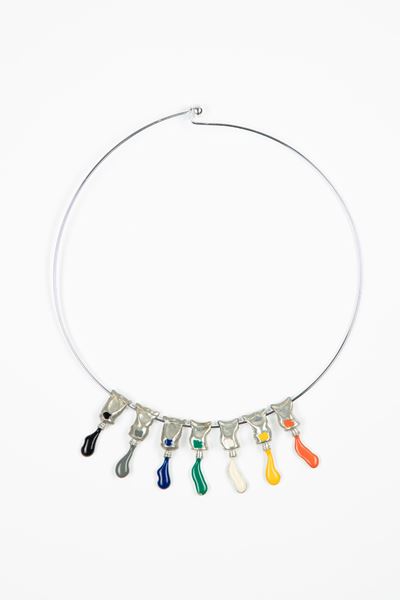 Collana in metallo argentato con pendenti tubetti e smalti multicolore