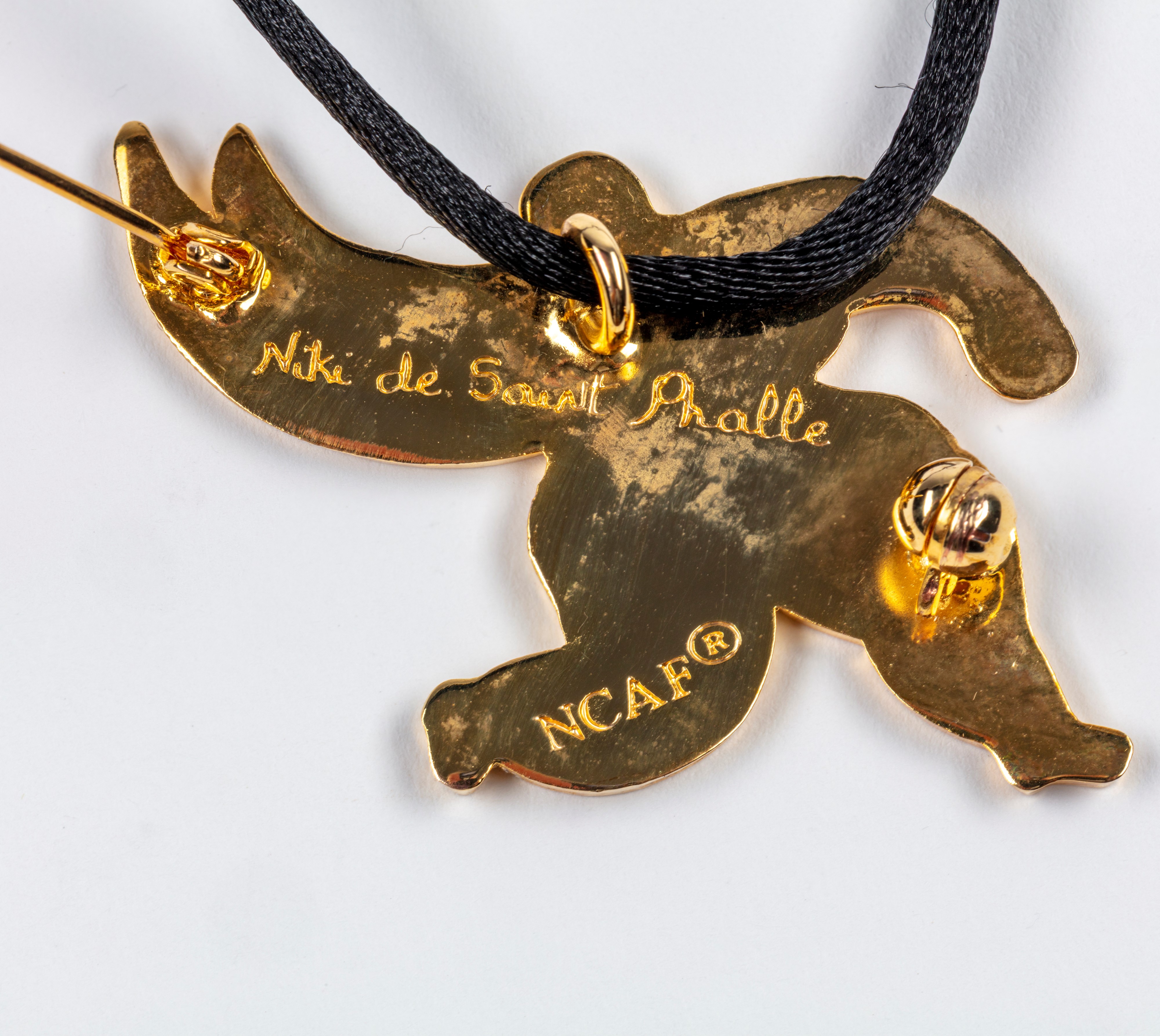 Niki De Saint Phalle - Spilla-pendente in metallo dorato