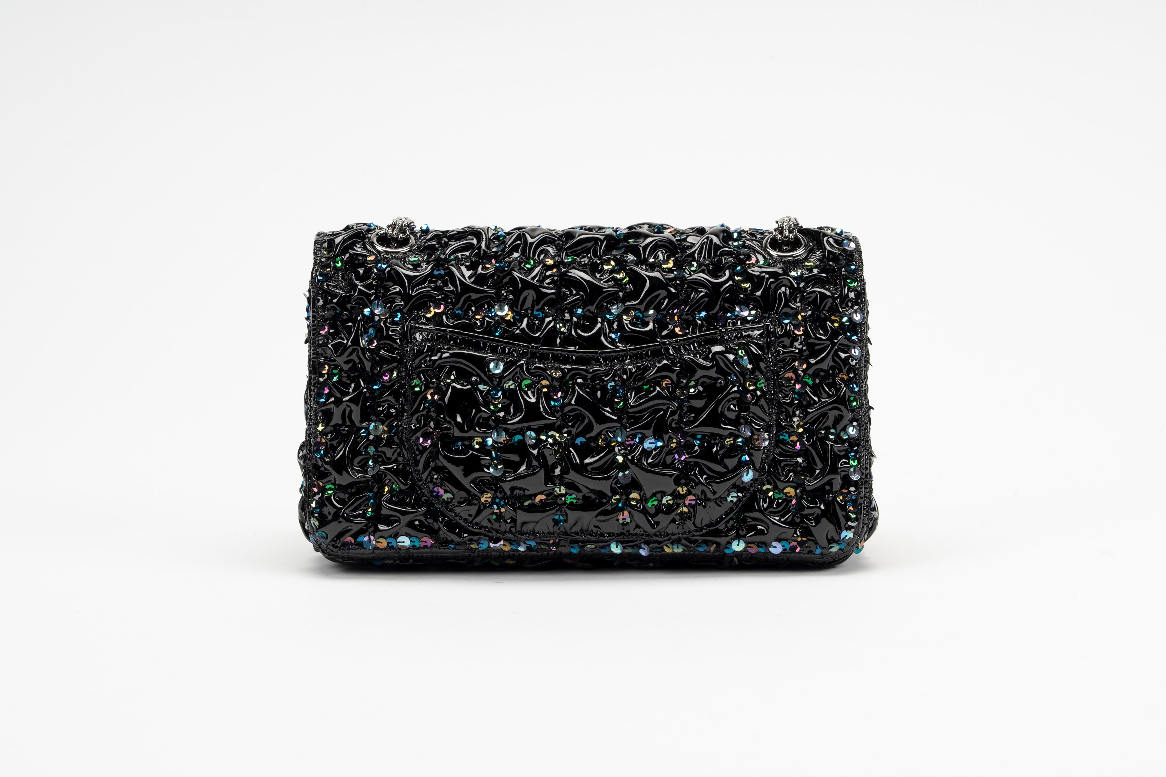 Chanel - Borsa Reissue, vernice goffrata nera con ricamo di paillettes multicolor