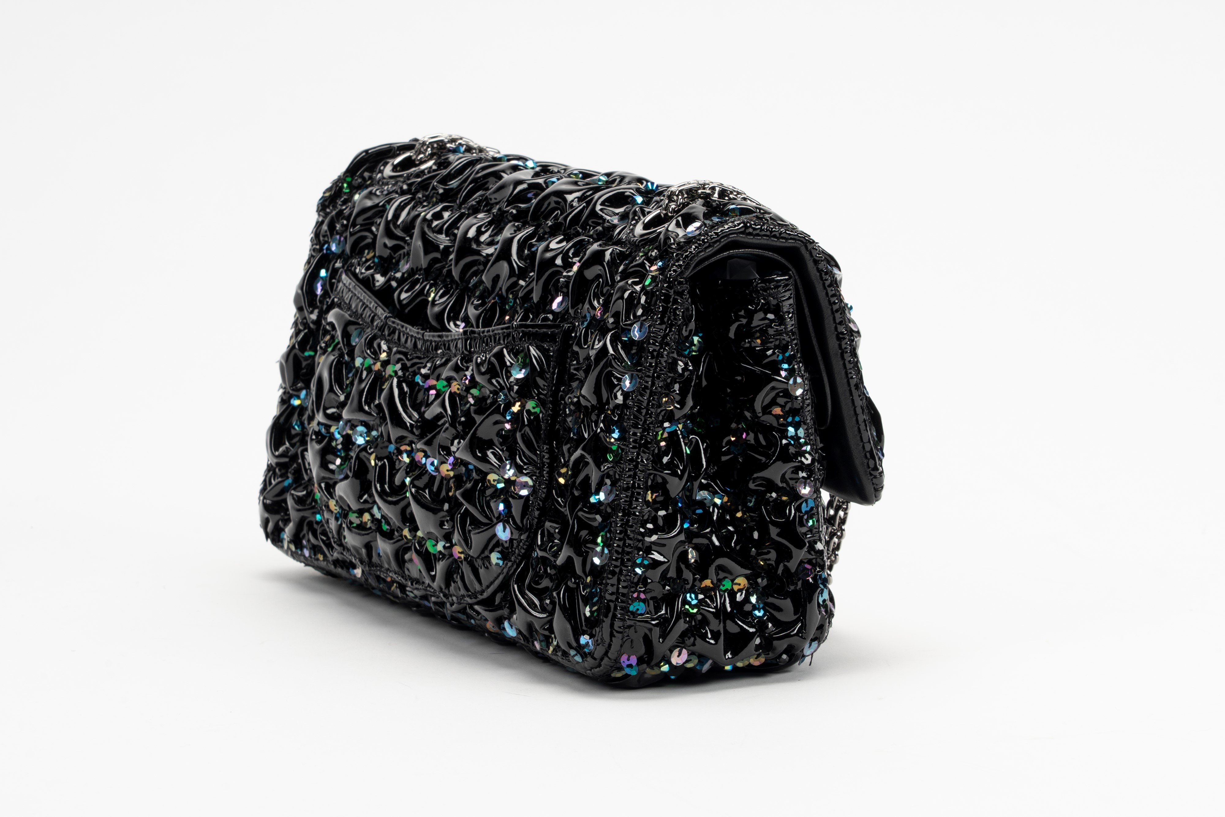 Chanel - Borsa Reissue, vernice goffrata nera con ricamo di paillettes multicolor