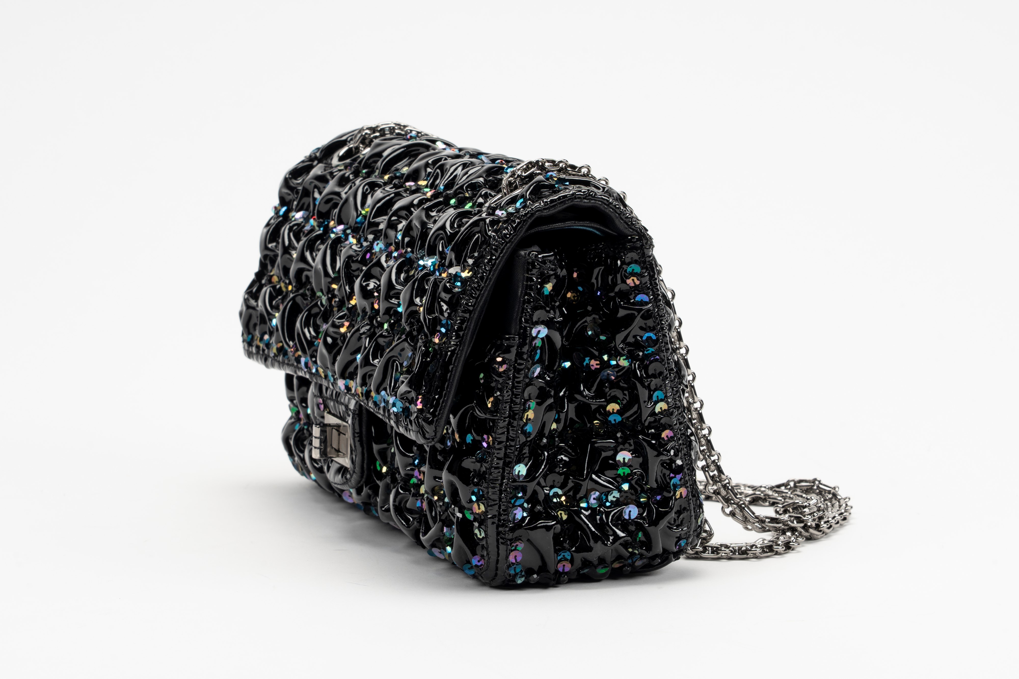 Chanel - Borsa Reissue, vernice goffrata nera con ricamo di paillettes multicolor