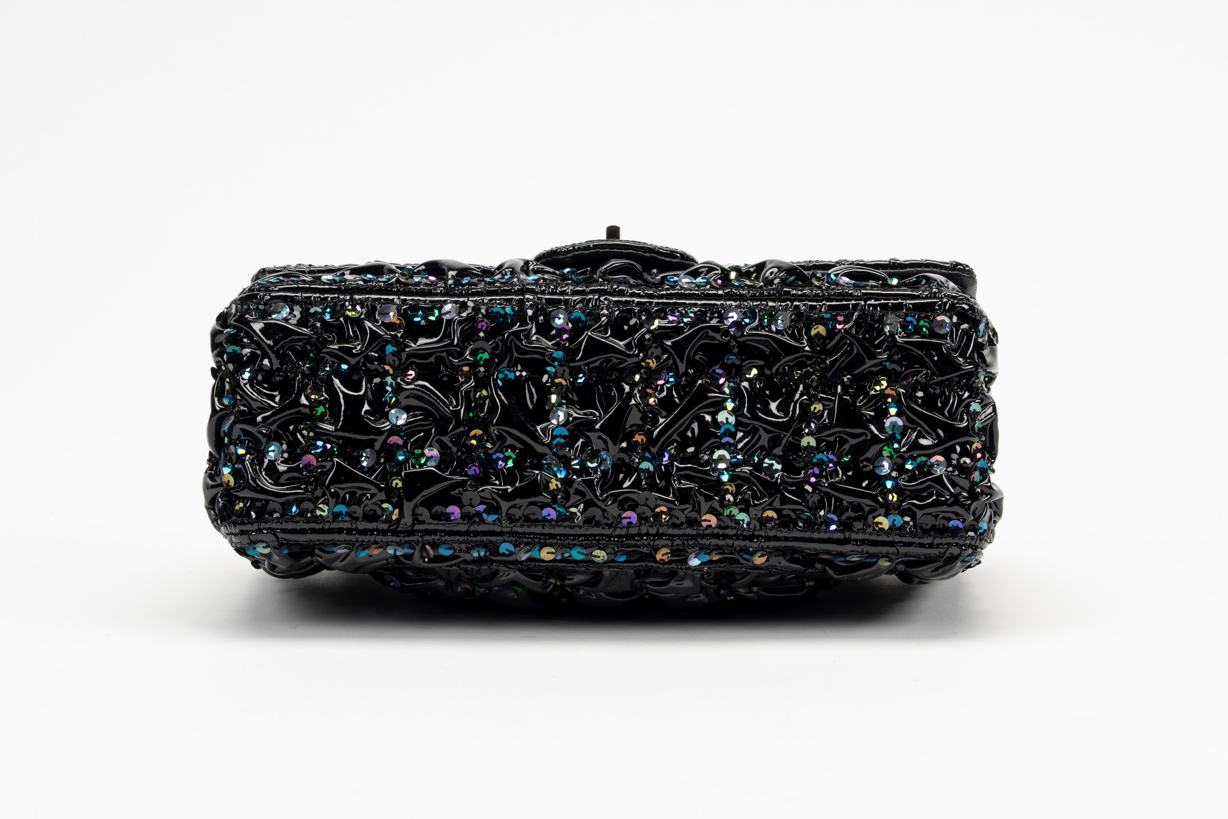 Chanel - Borsa Reissue, vernice goffrata nera con ricamo di paillettes multicolor