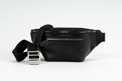 Marsupio in pelle nera con chiusura a zip e dettagli in palladio, 2017