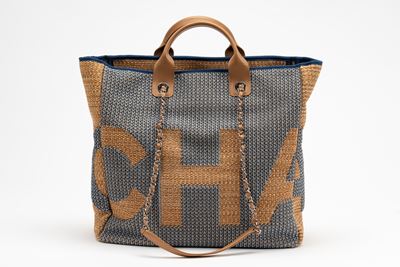 Borsa grande in rafia blu e nocciola con dettagli in metallo, 2019