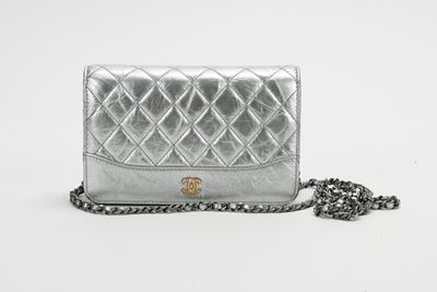 Borsa wallet on chain in pelle matelassé color argento, 2018