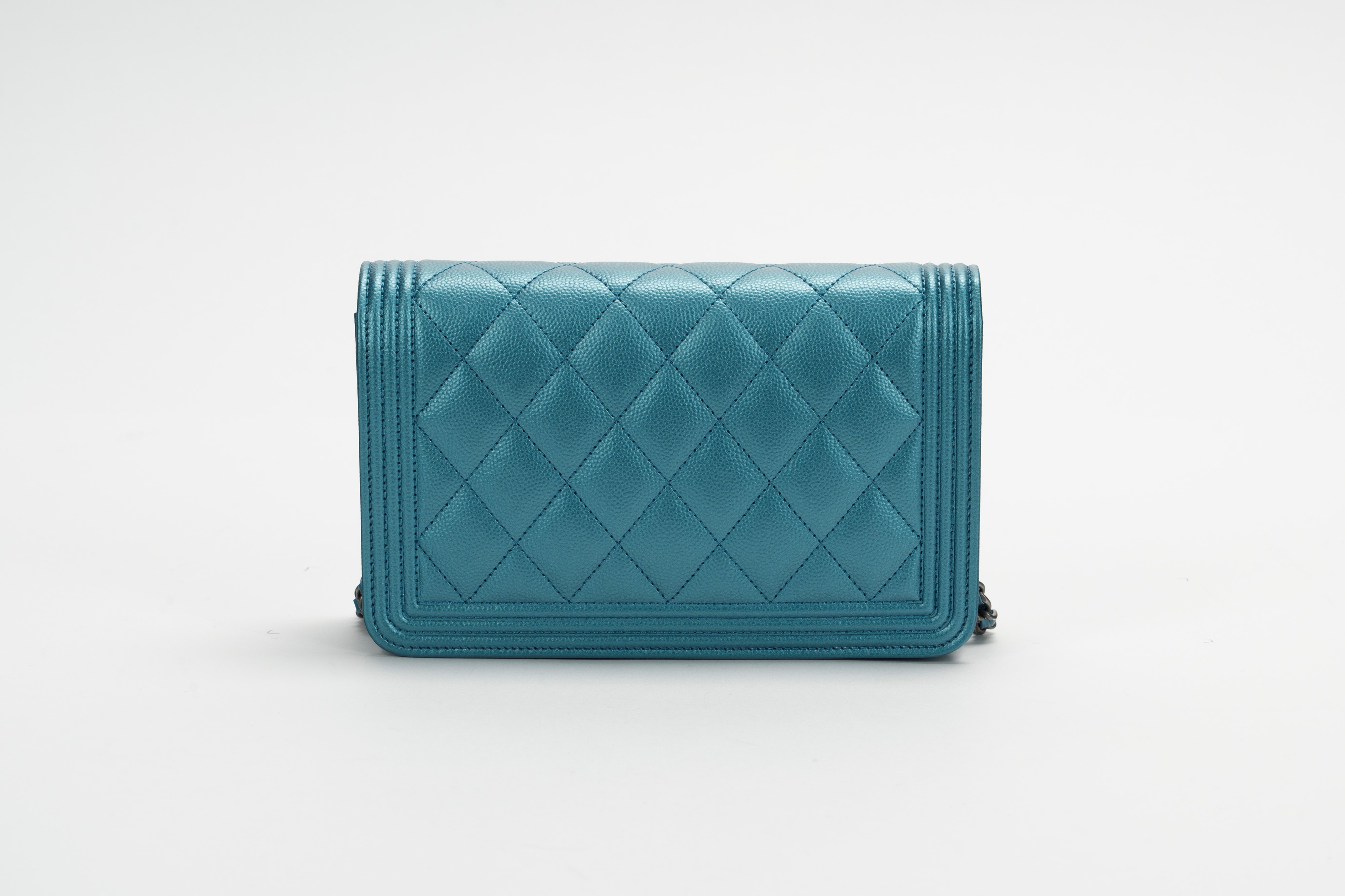 Chanel - Borsa Boy Wallet on Chain, pelle caviar matelassé azzurro perlaceo, 2017