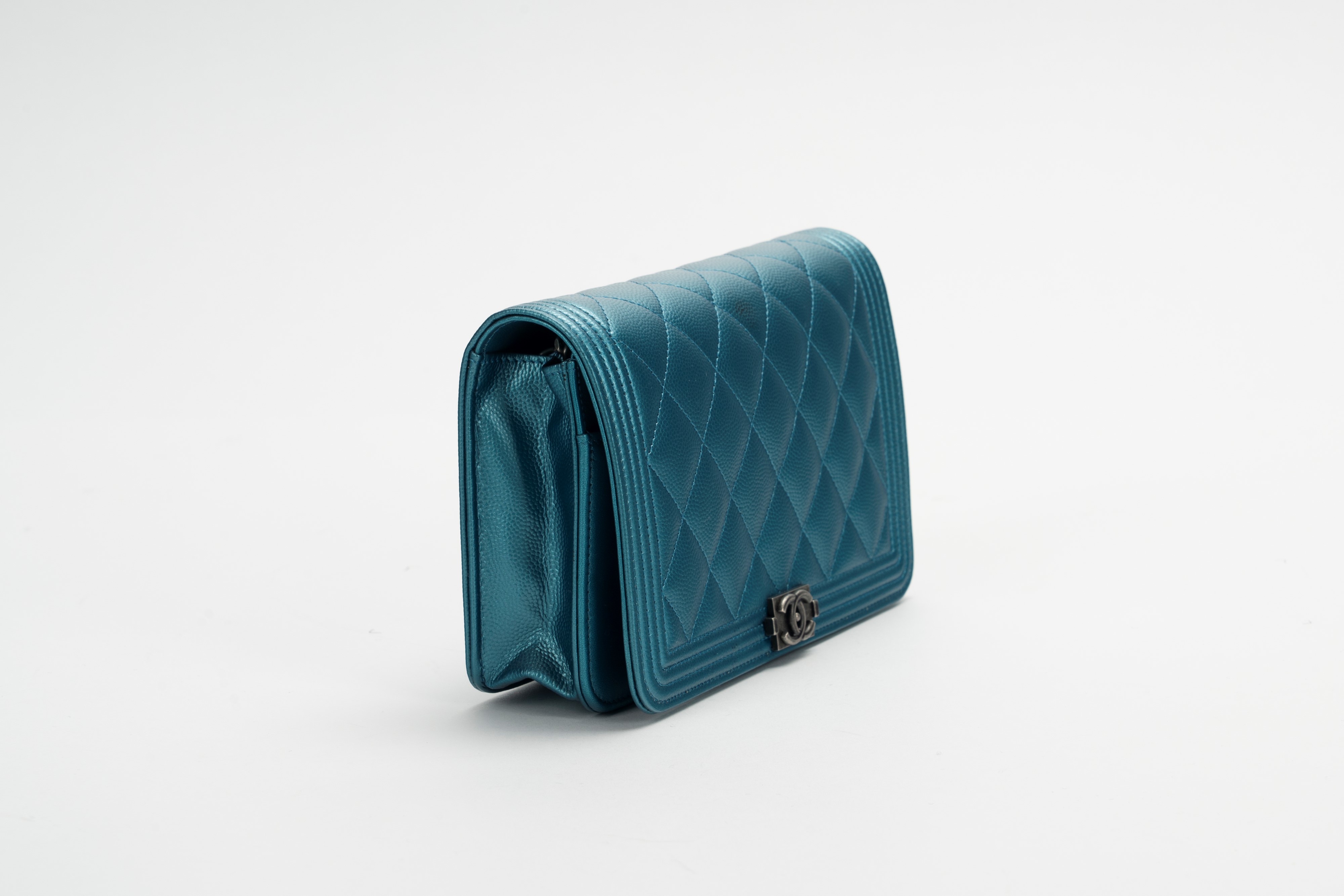 Chanel - Borsa Boy Wallet on Chain, pelle caviar matelassé azzurro perlaceo, 2017