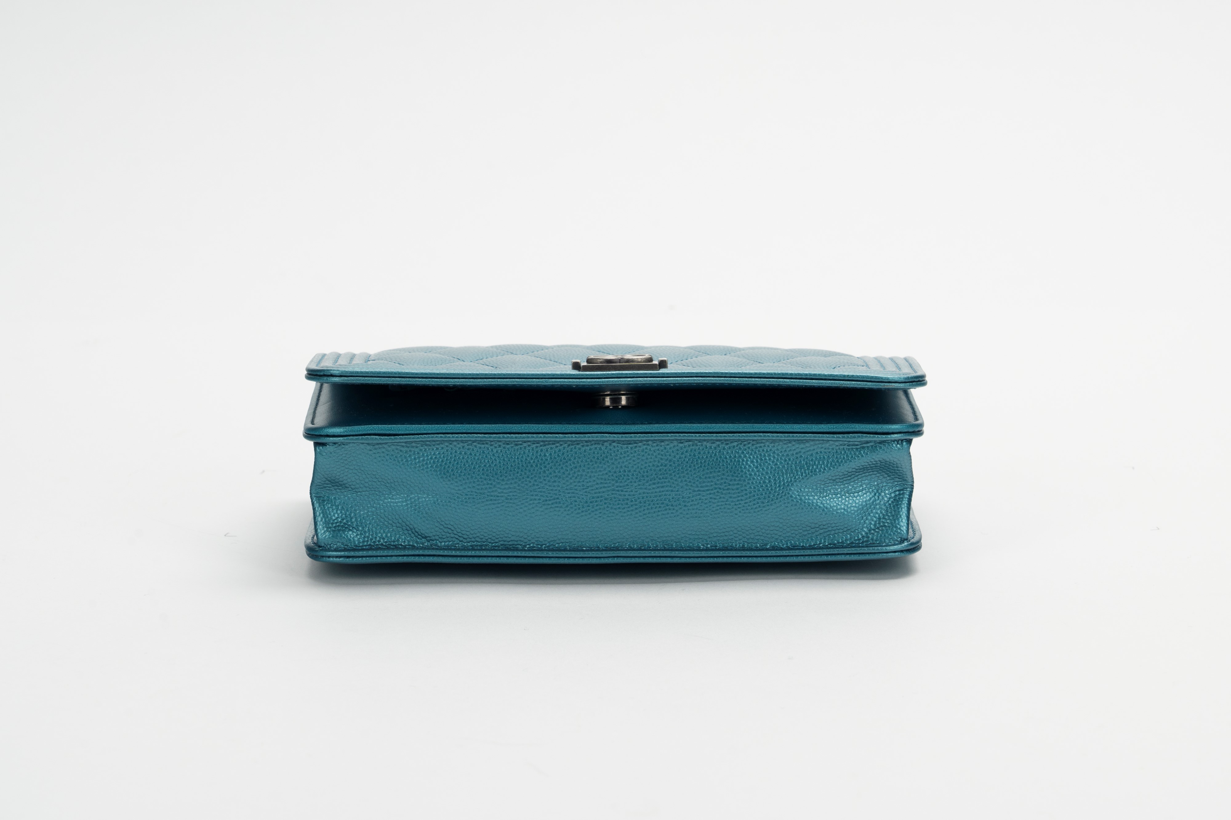 Chanel - Borsa Boy Wallet on Chain, pelle caviar matelassé azzurro perlaceo, 2017