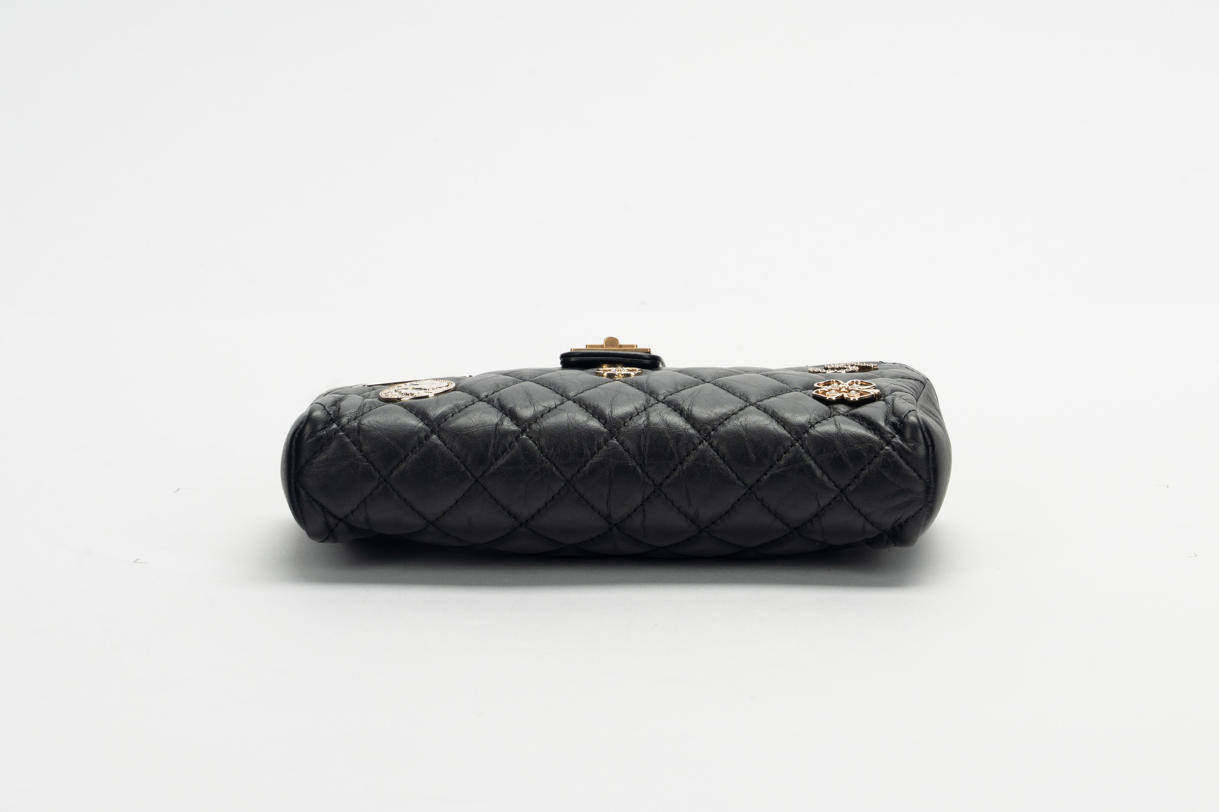Chanel - Mini borsa Luchy Charm Casino, pelle matelassé nera con applicazioni in metallo dorato e...