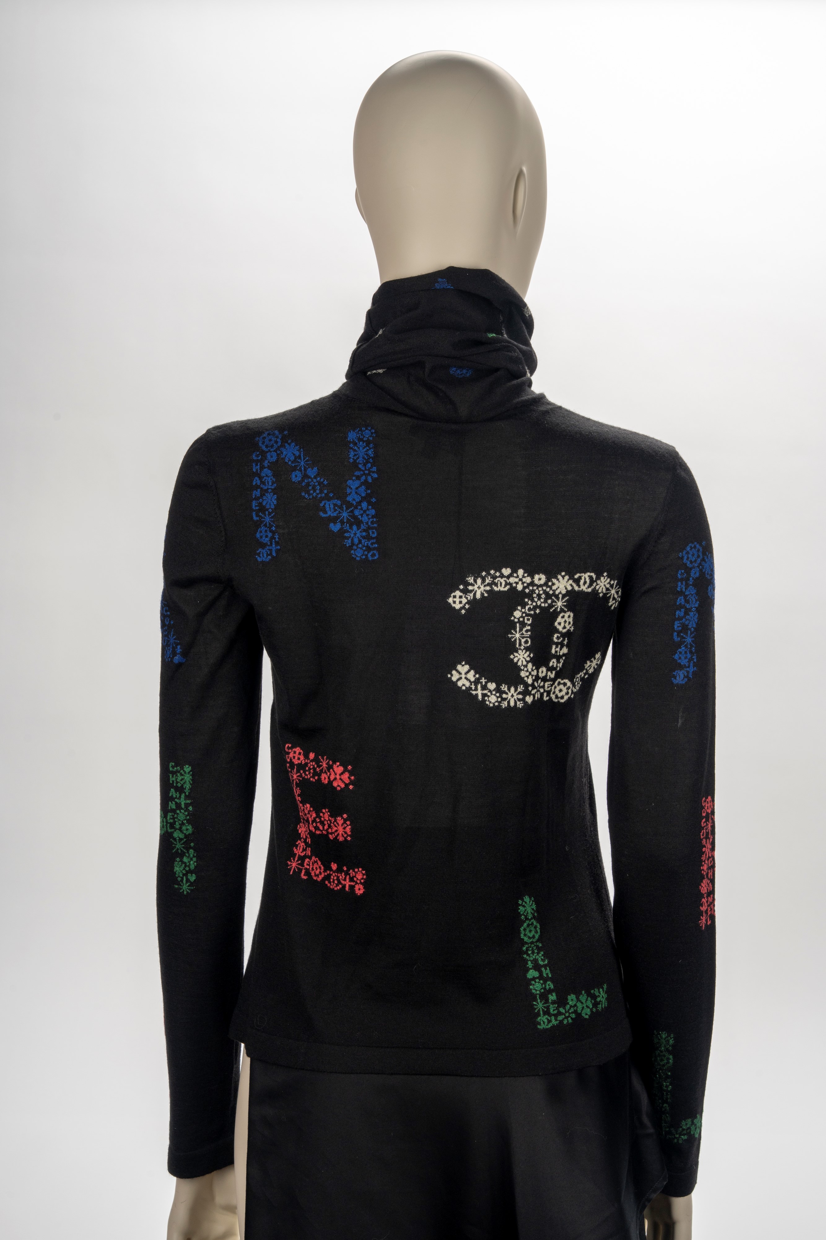 Chanel - Pullover in cachemire e seta nero, ricamato a colori