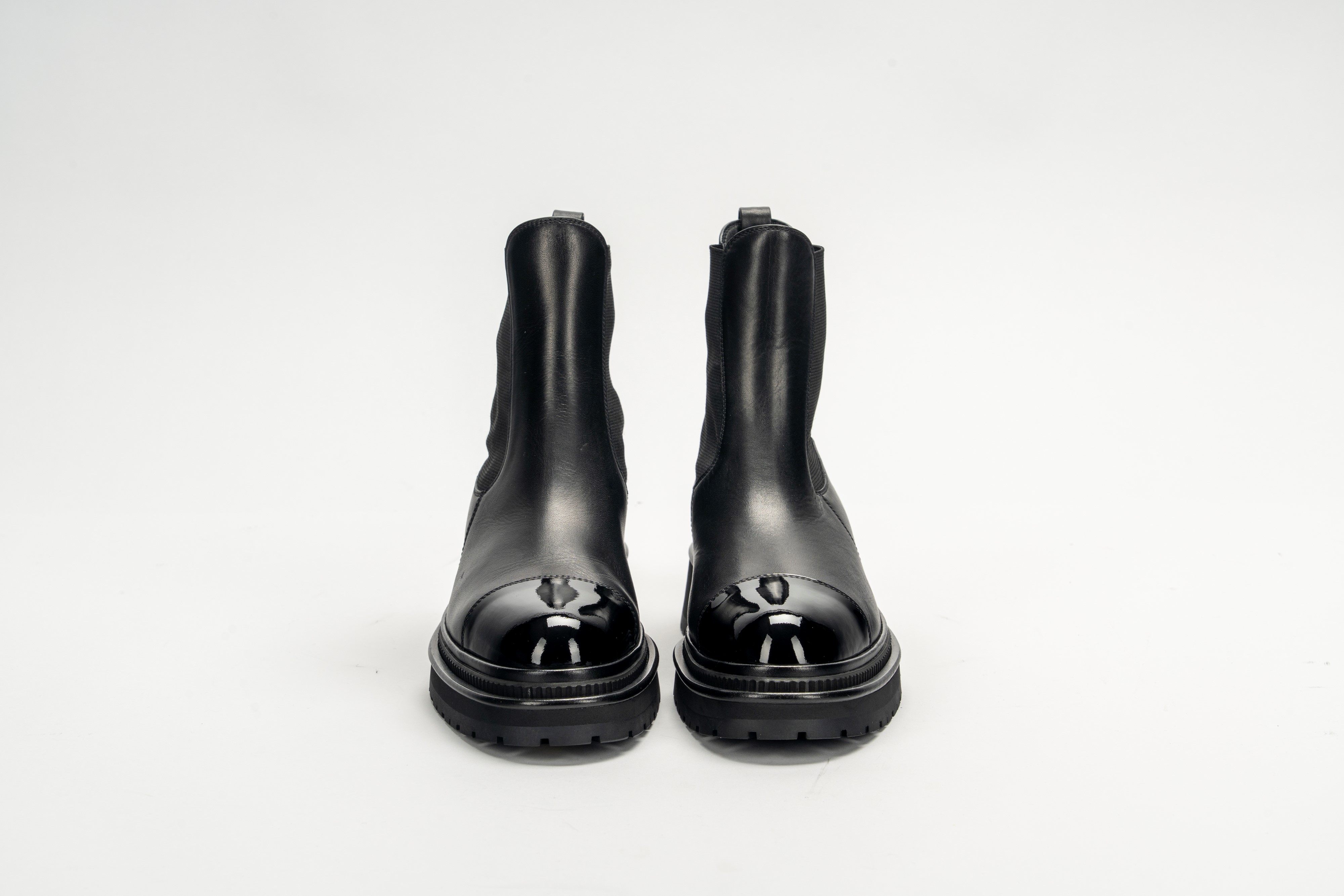 Chanel - Stivaletto in pelle e vernice nera con dettagli metallici, misura 40