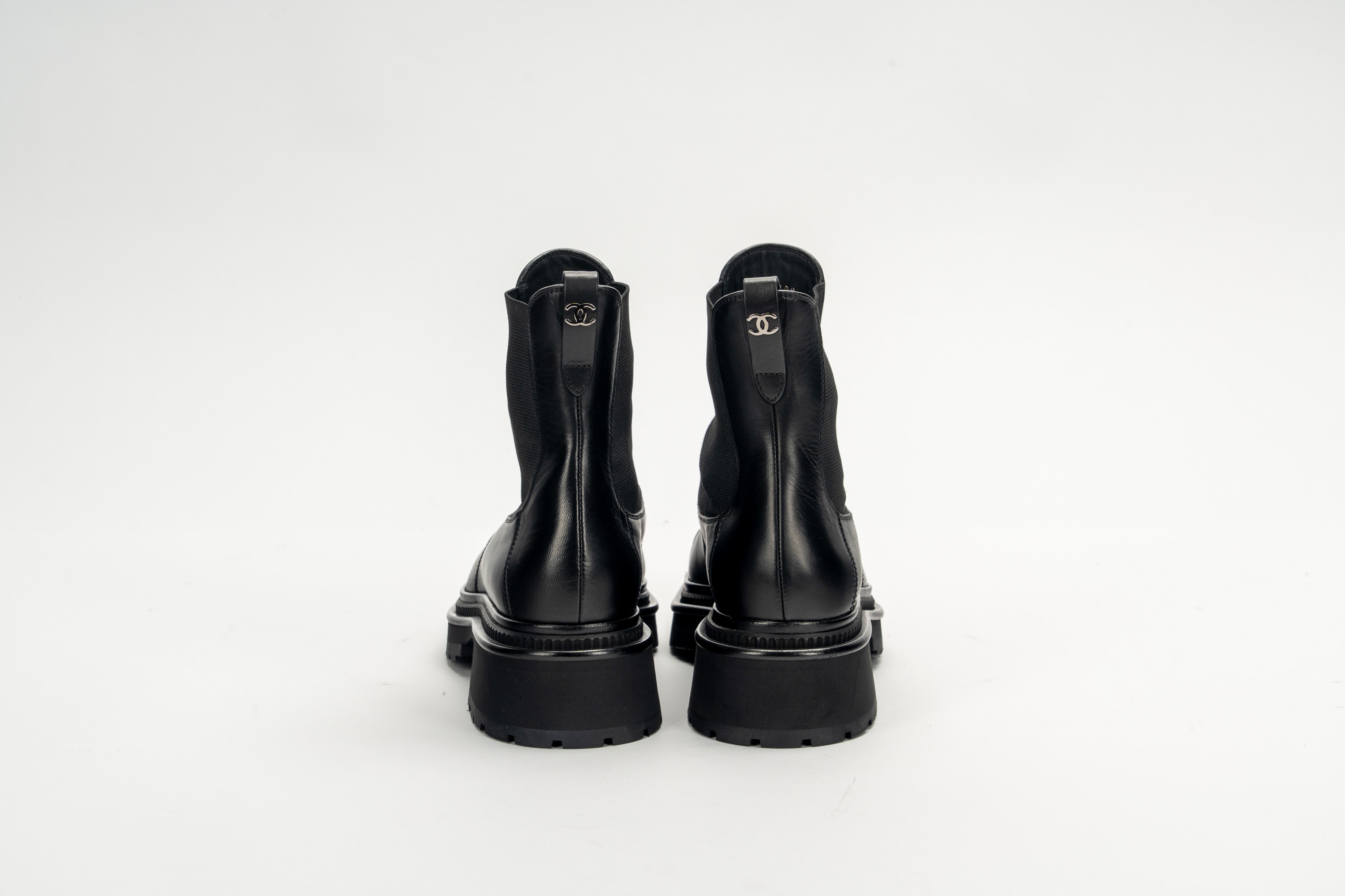 Chanel - Stivaletto in pelle e vernice nera con dettagli metallici, misura 40