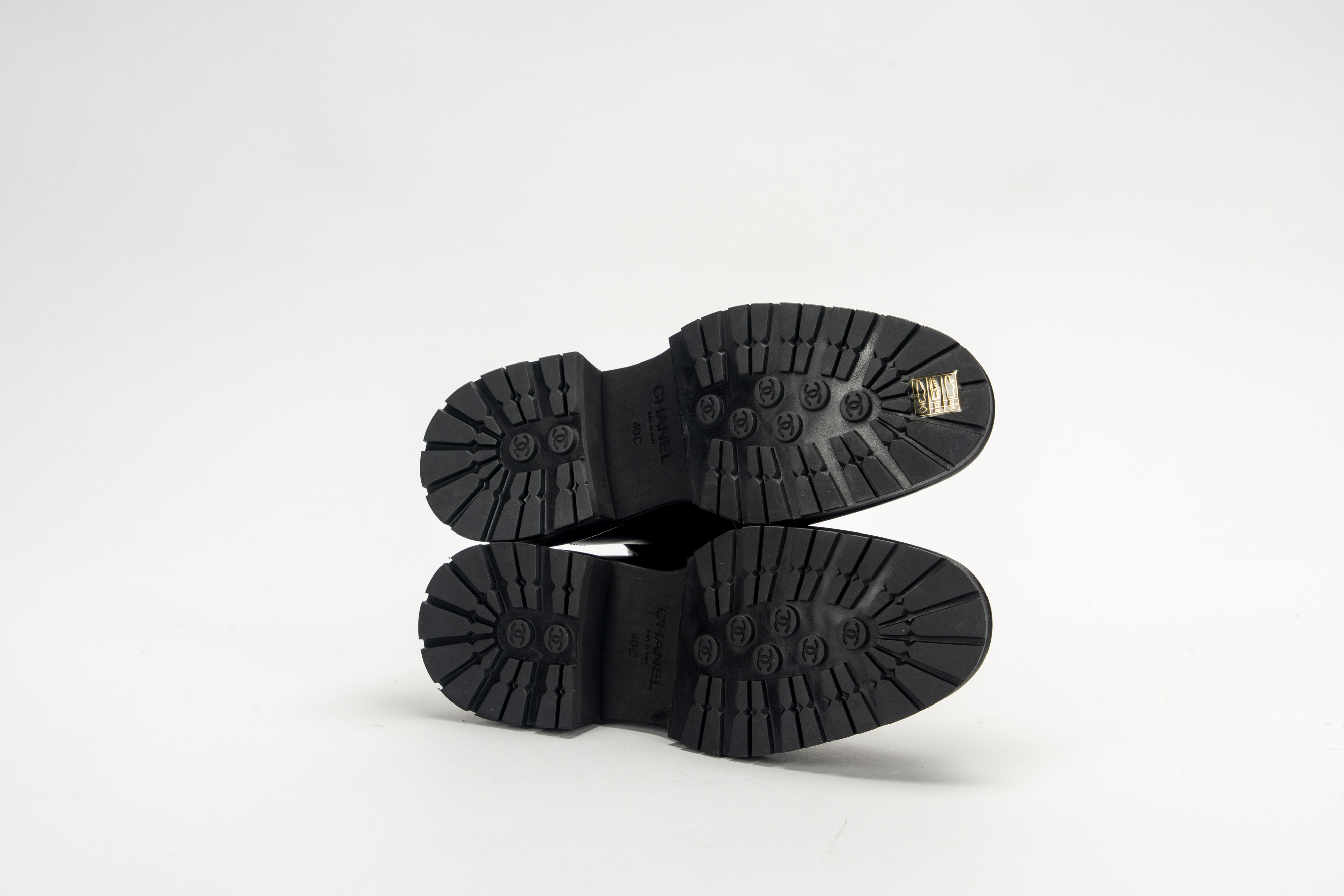 Chanel - Stivaletto in pelle e vernice nera con dettagli metallici, misura 40