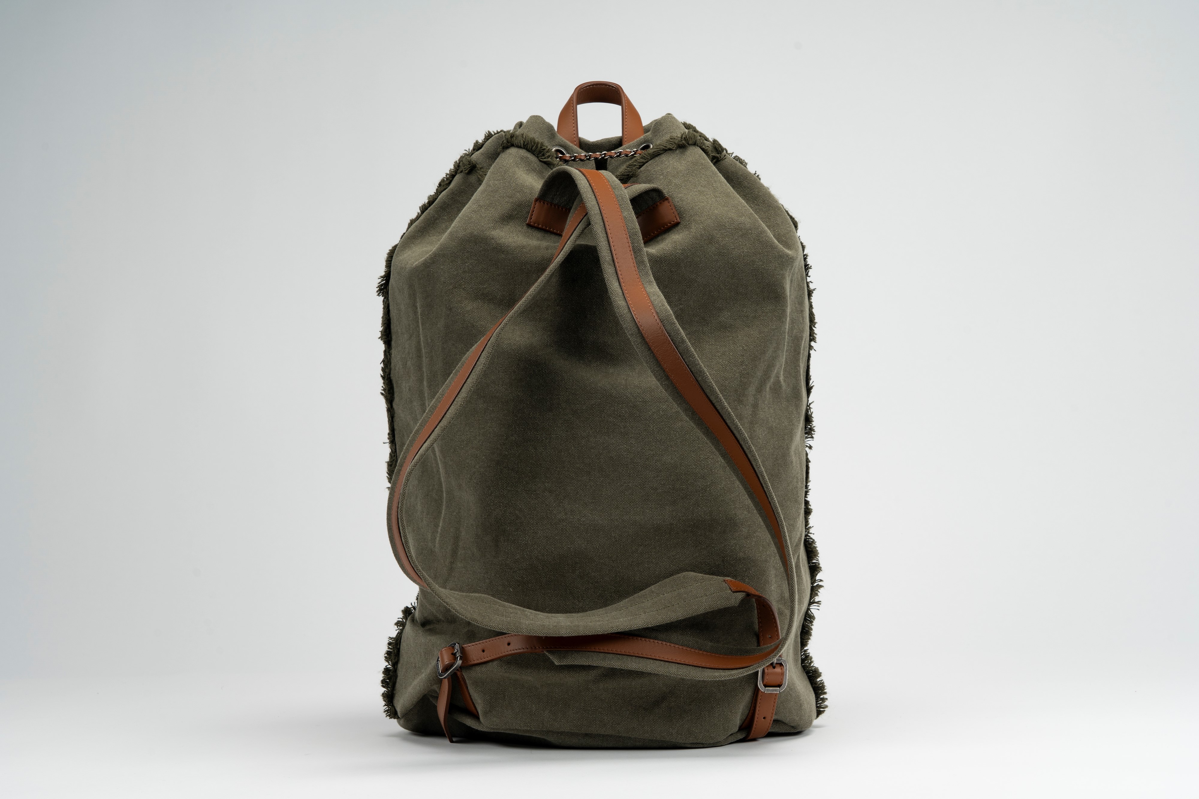 Chanel - Zaino grande in tela verde militare con ricami e dettagli in pelle