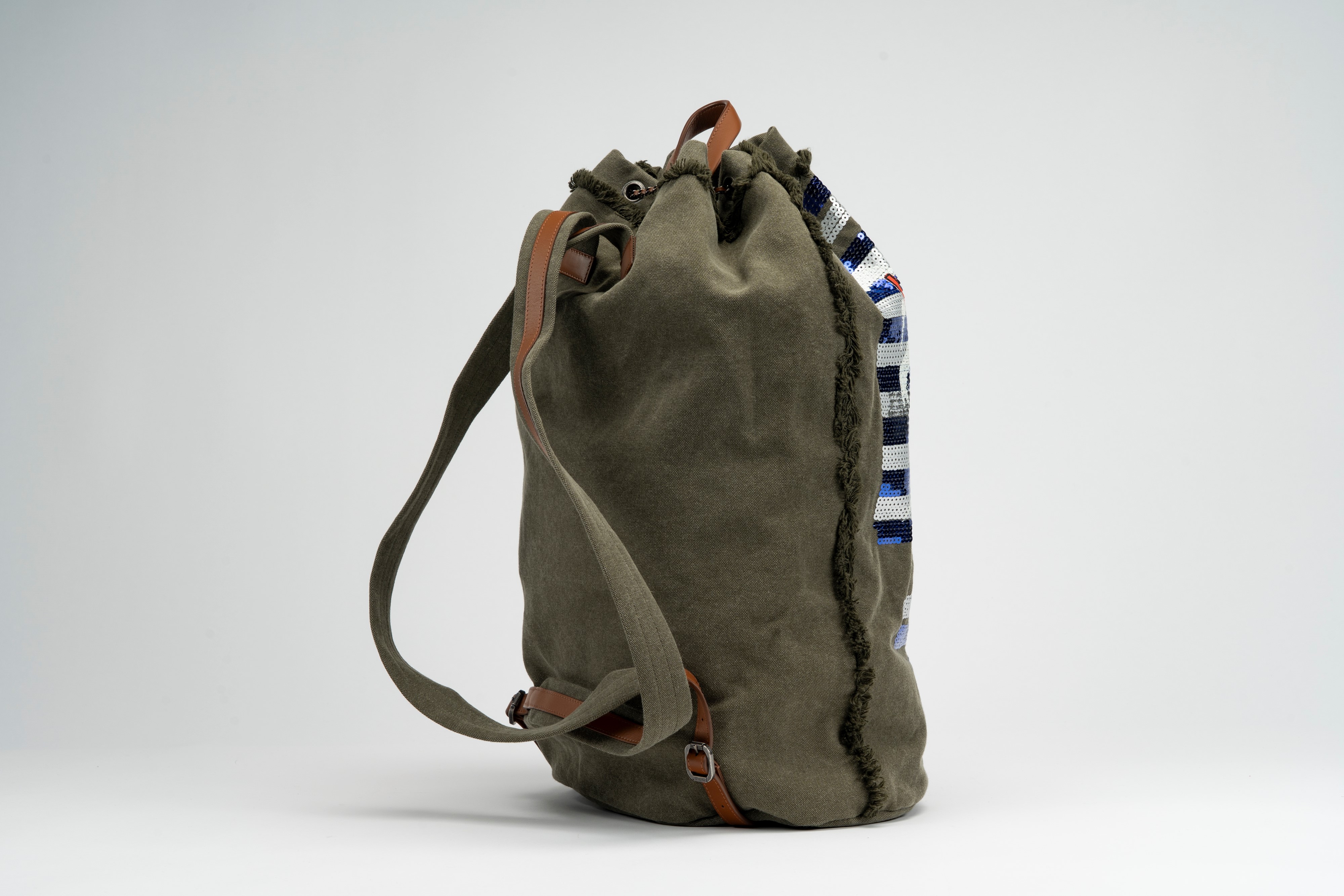 Chanel - Zaino grande in tela verde militare con ricami e dettagli in pelle