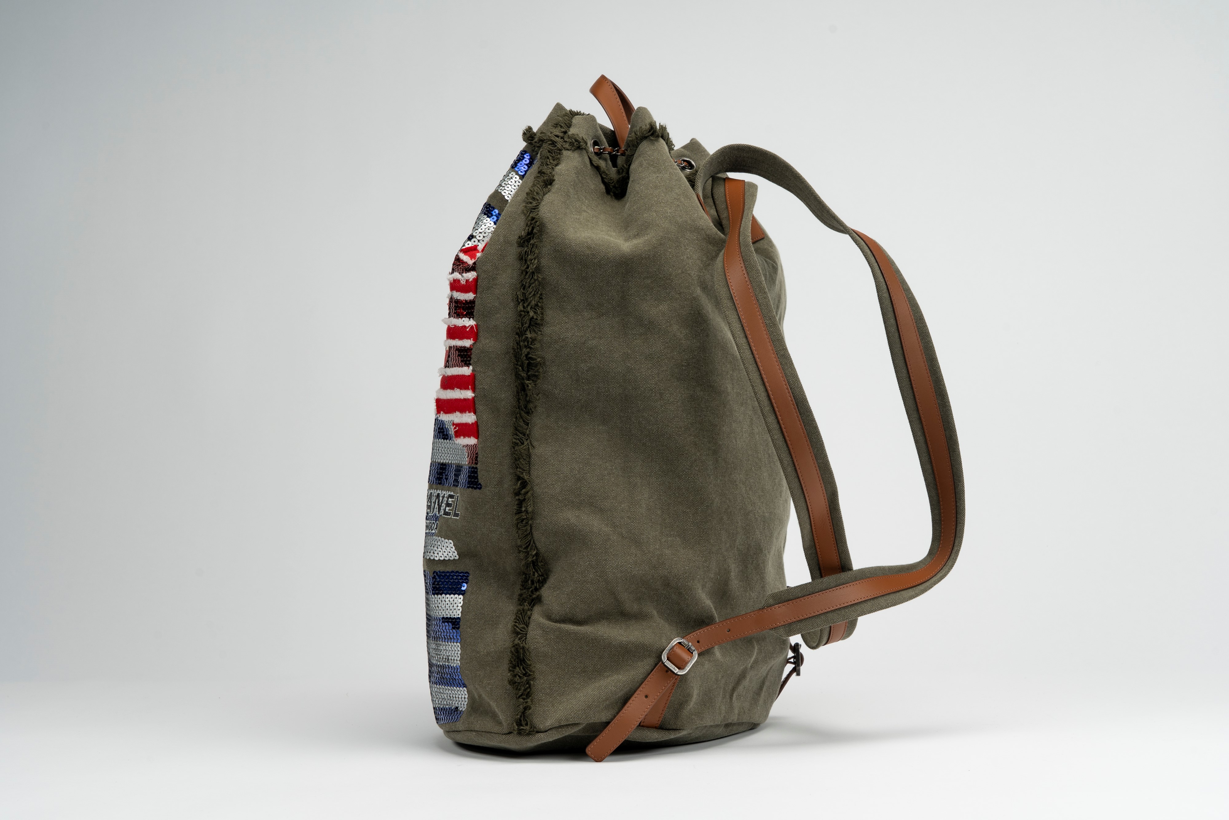 Chanel - Zaino grande in tela verde militare con ricami e dettagli in pelle