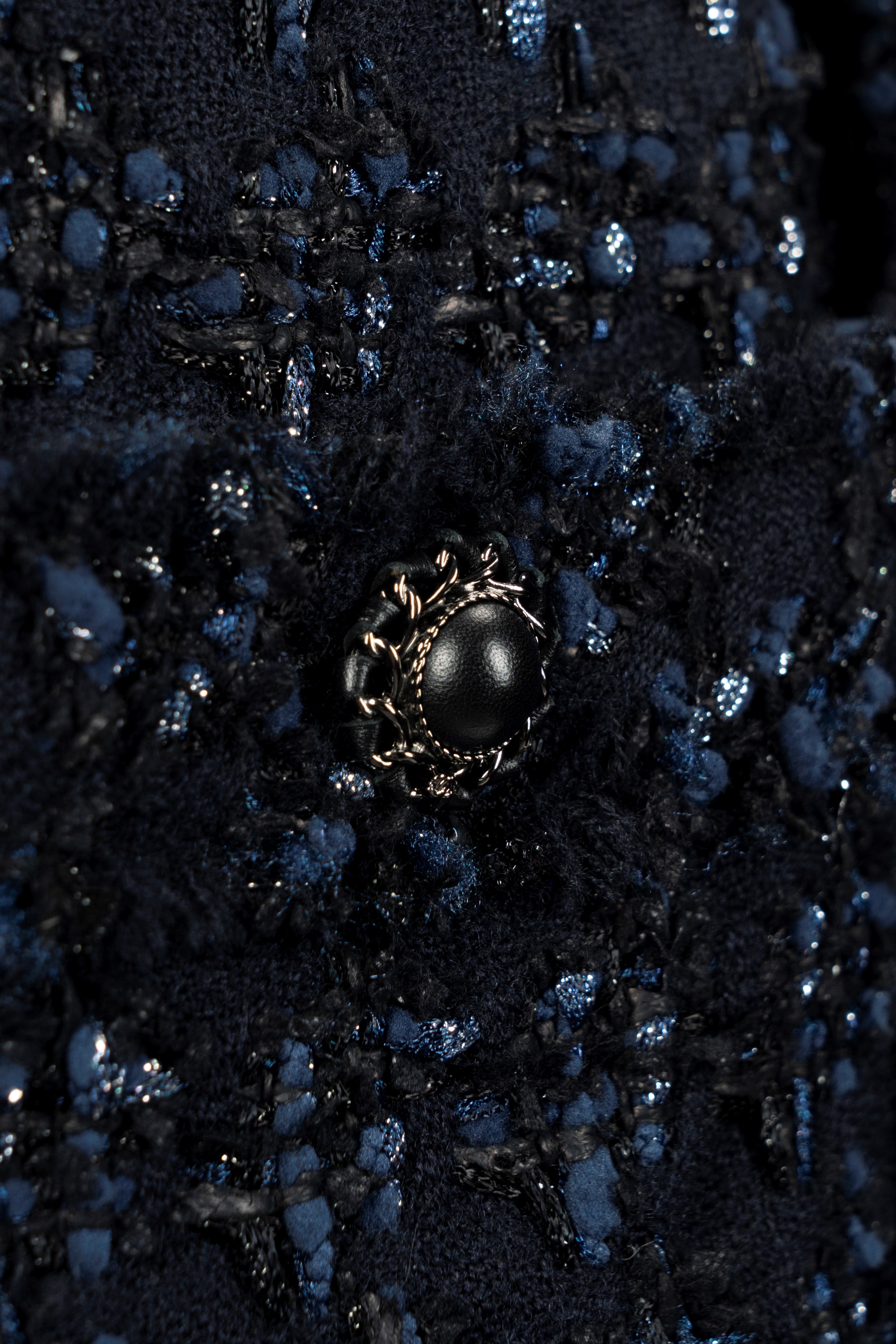 Chanel - Giacca a manica lunga in misto lana blu notte e argento con bottoni gioiello
