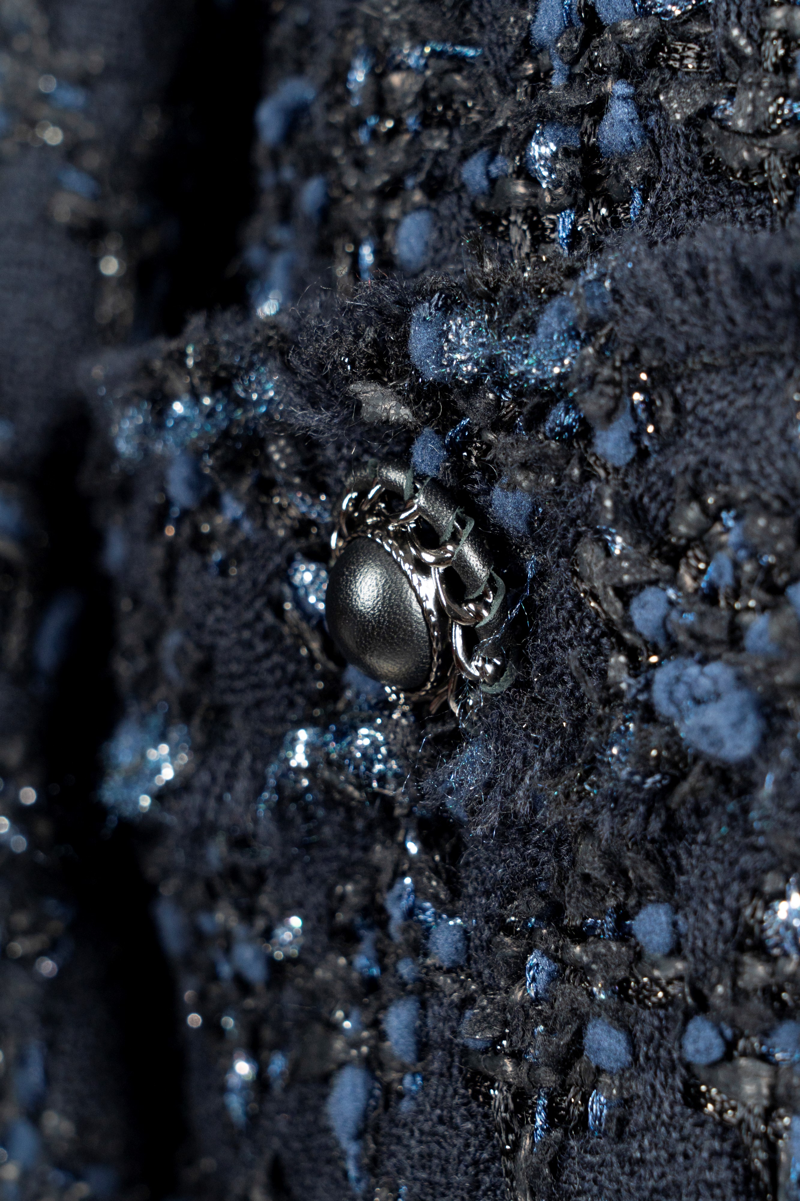 Chanel - Giacca a manica lunga in misto lana blu notte e argento con bottoni gioiello