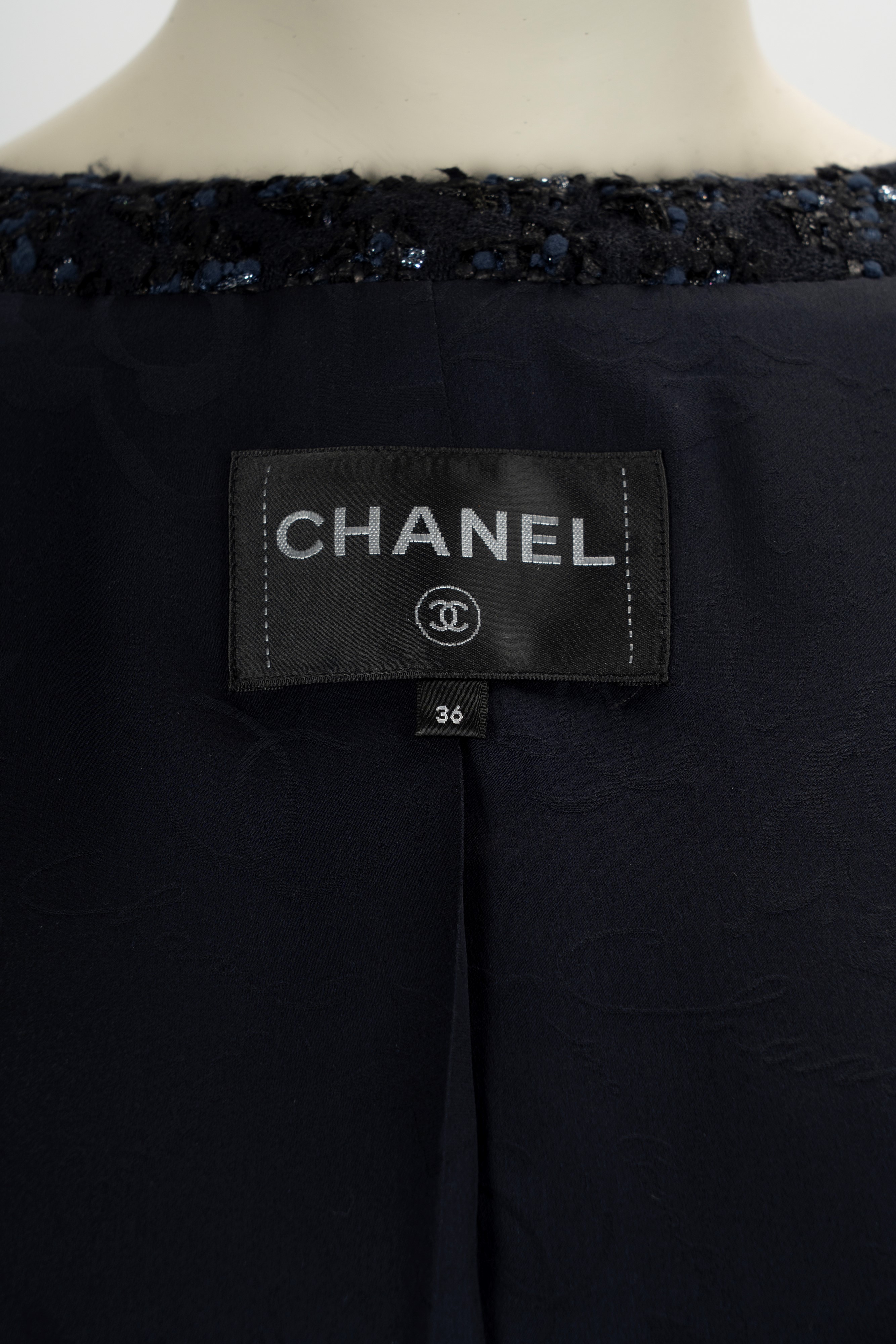 Chanel - Giacca a manica lunga in misto lana blu notte e argento con bottoni gioiello