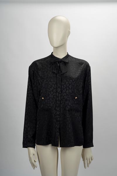 Camicia a manica lunga in seta, lavorazione animalier con bottoni in metallo dorato